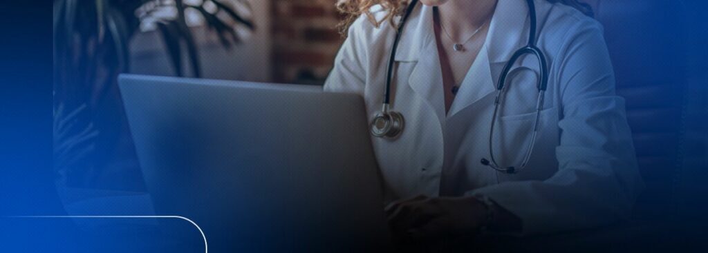 Médica usando laptop em consulta virtual