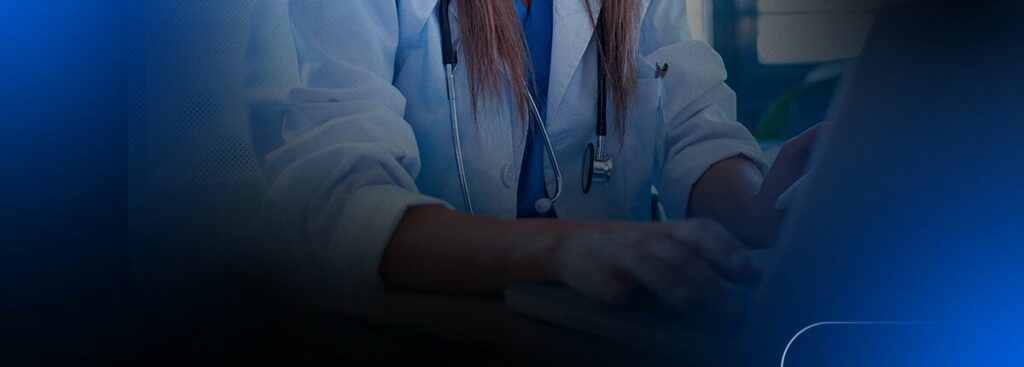 Médica digitando em laptop