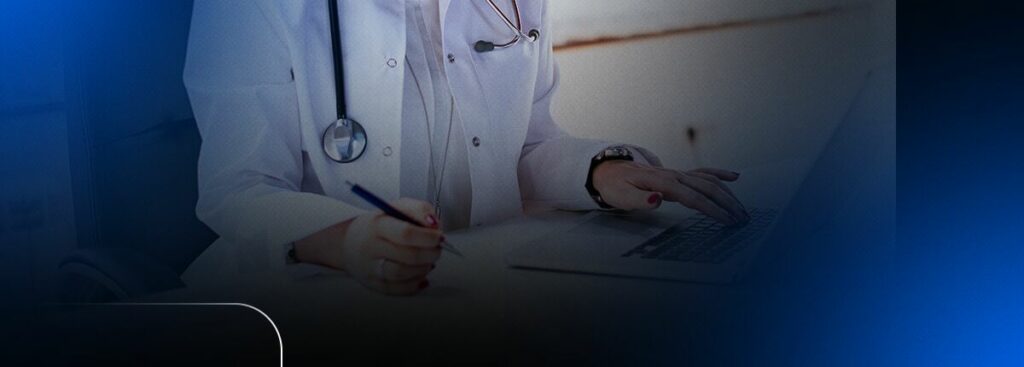 Médica escrevendo em computador portátil