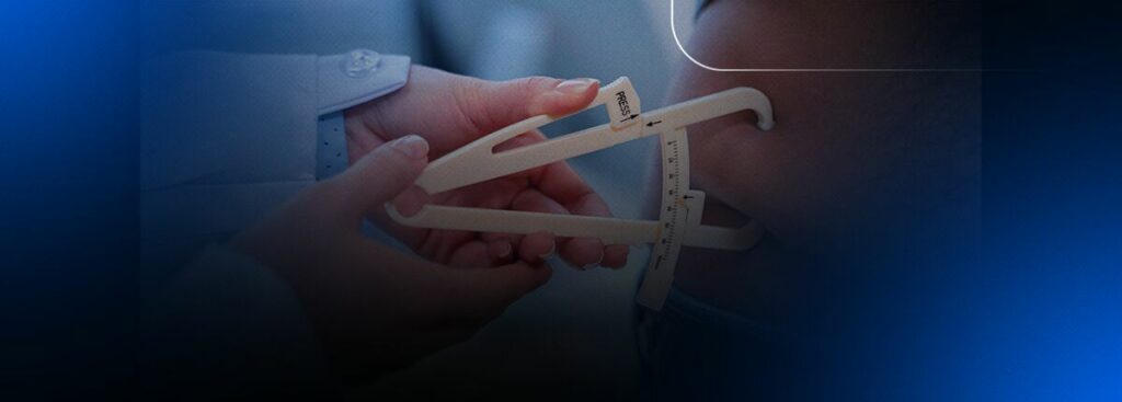 Medição da circunferência do braço com compasso