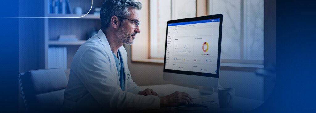Médico analisando dados em computador