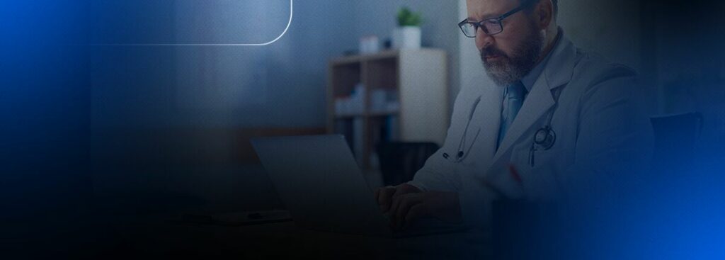 Médico analisando dados em laptop