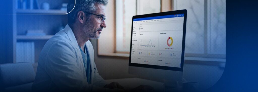 Médico analisando dados em computador