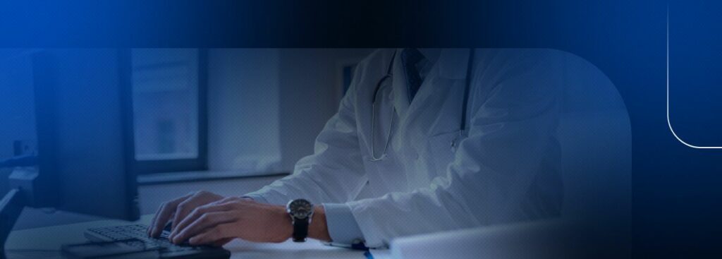 Médico digitando em computador de escritório médico.