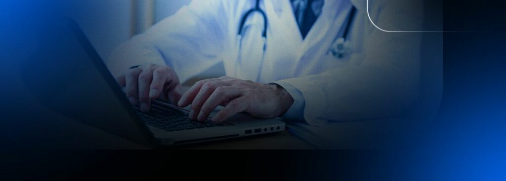 Médico digitando em computador portátil