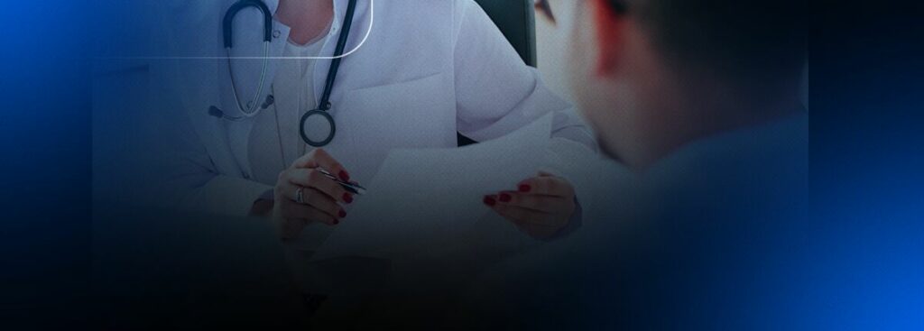 Médico examina documentos com paciente.