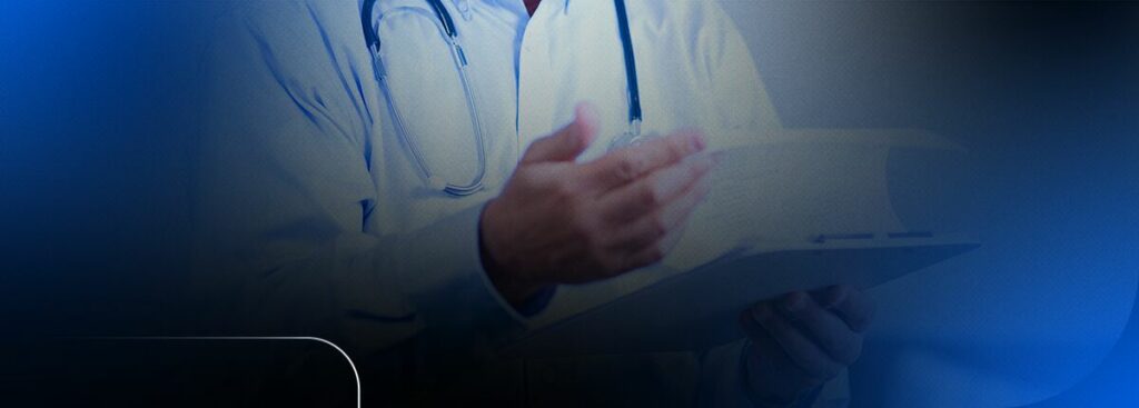 Médico segurando prancheta em consulta