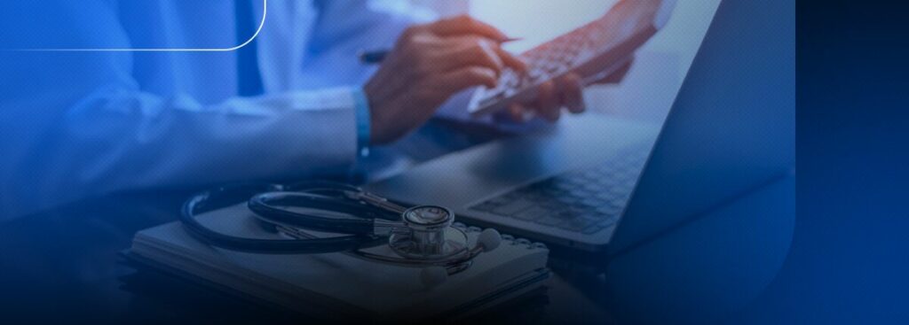 Médico usando calculadora e laptop em atendimento