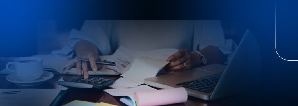 Mulher trabalhando em mesa com notebook e calculadora