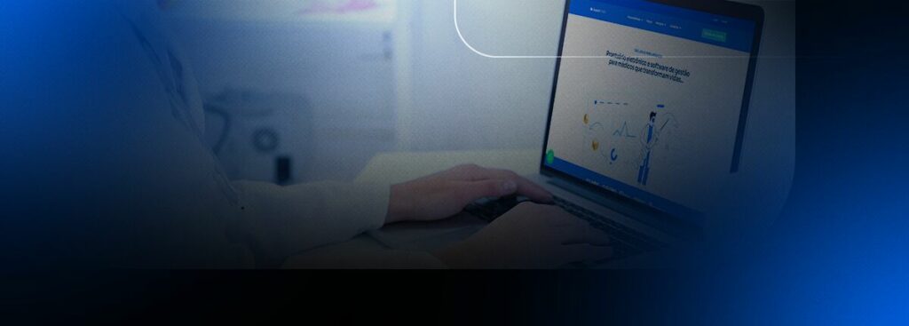 Pessoa digitando em laptop com site de saúde