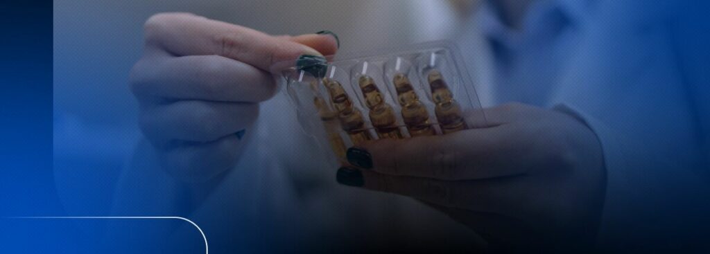 Pessoa segurando cápsulas em embalagem transparente