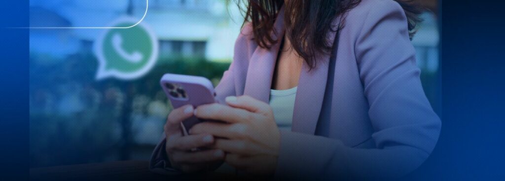 Pessoa usando WhatsApp no celular.