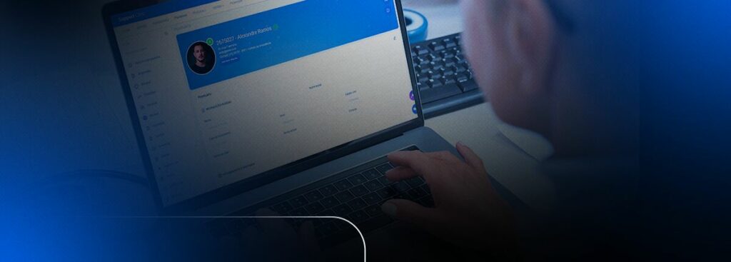 Pessoa utilizando laptop com tela de perfil