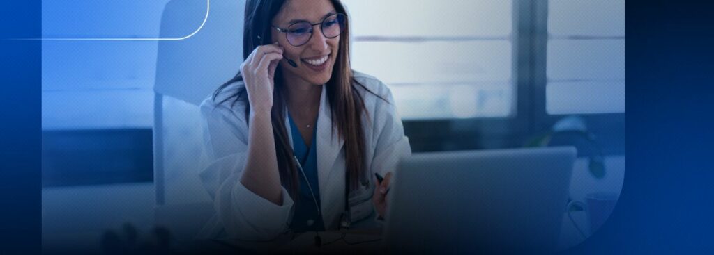 Profissional de saúde atendendo por videochamada
