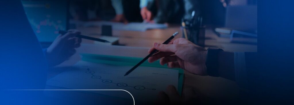 Pessoas discutindo estratégias em reunião