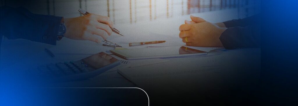 Dupla de profissionais em reunião de trabalho