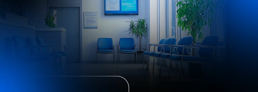 Sala de espera com cadeiras azuis e planta