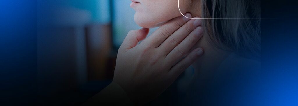 Pessoa tocando a garganta com a mão