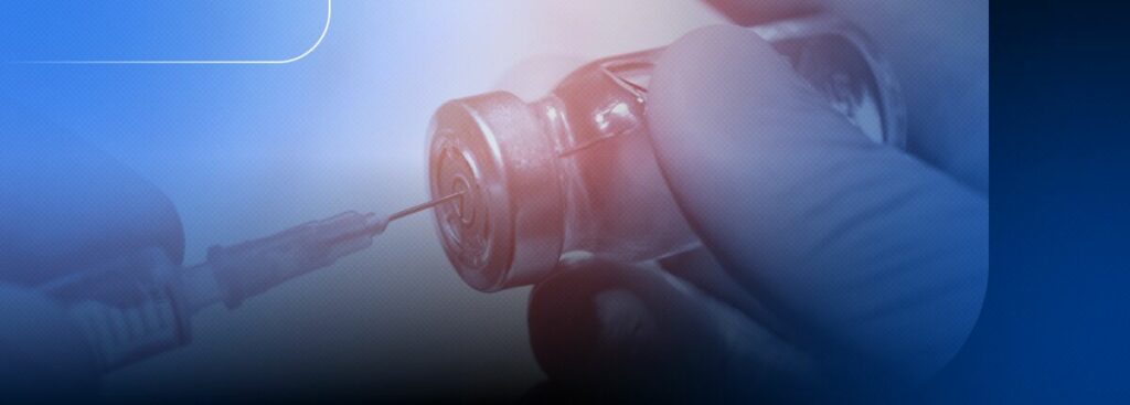 Vaciinação: pessoa preparando seringa com vacina